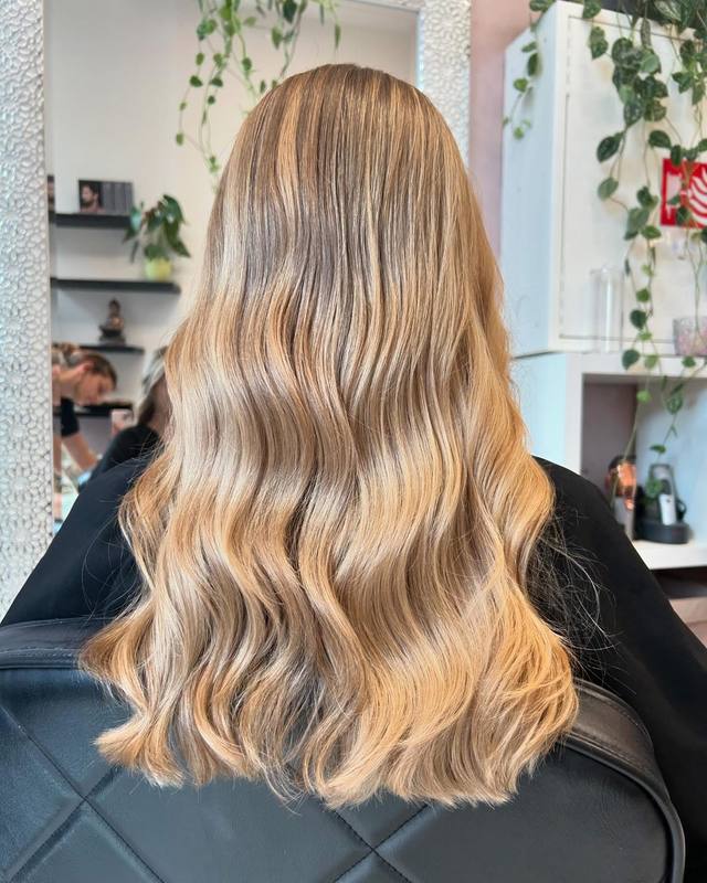 Dokonalý blond odtieň — kaderníctvo Hair by Iva Vasić
